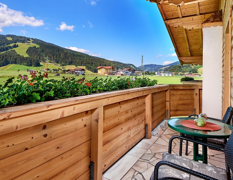 Aussicht vom Balkon auf die Berge
