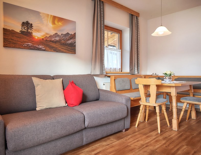 Gemütliche Sitzecke mit Schlaf-Couch